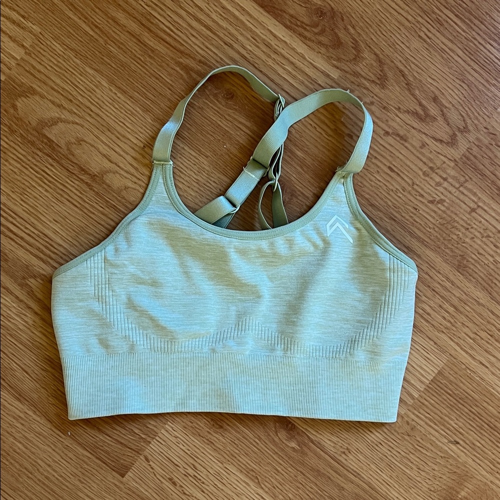 Seamless Light Green Sports Bra with Adjustable Straps